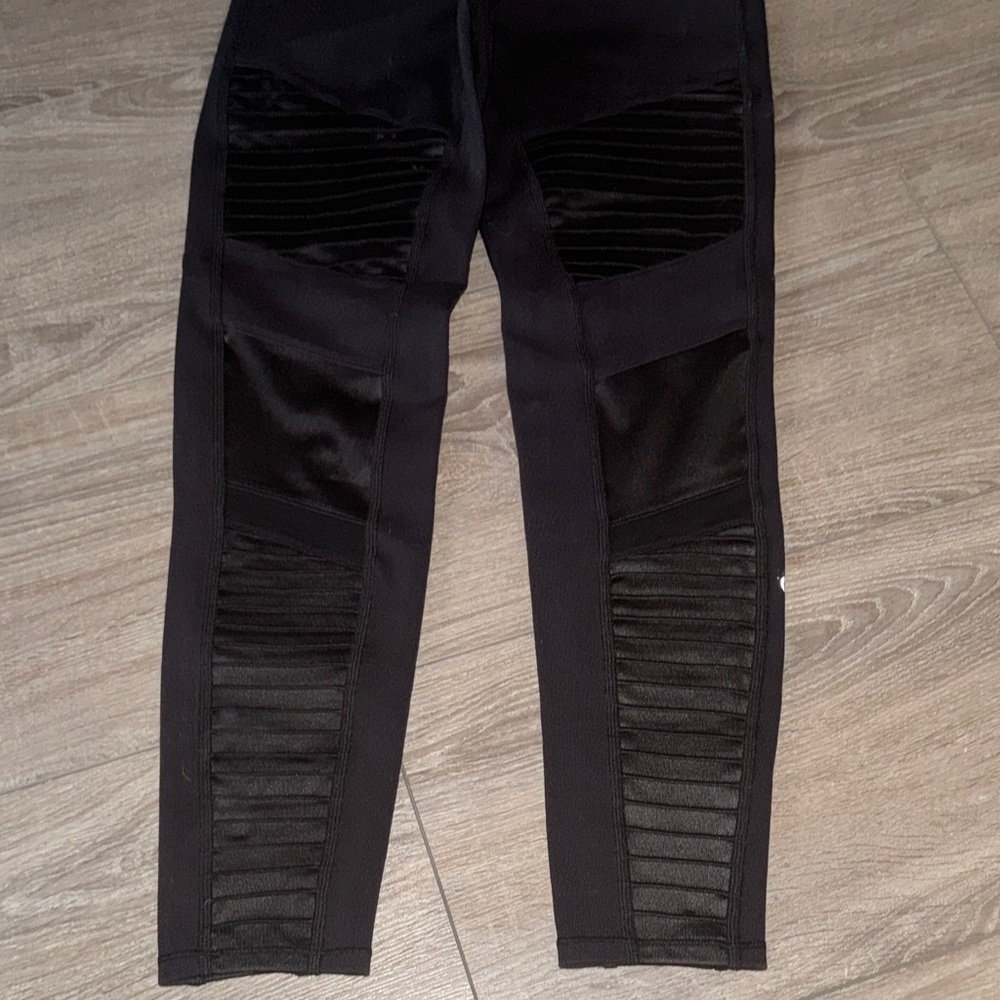 Alo Yoga High-Waisted Leggings with Moto Detailing - Picture 5 of 5